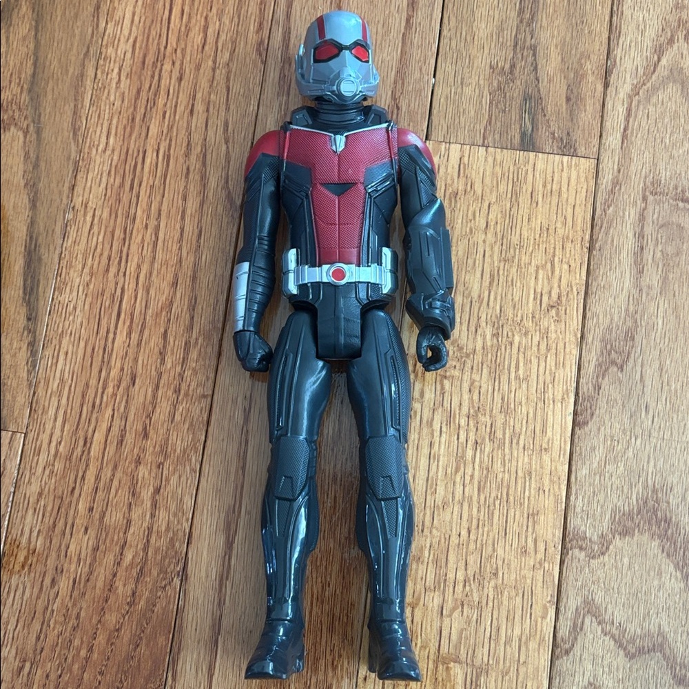 Antman and Hawkeye action figures - Picture 6 of 10